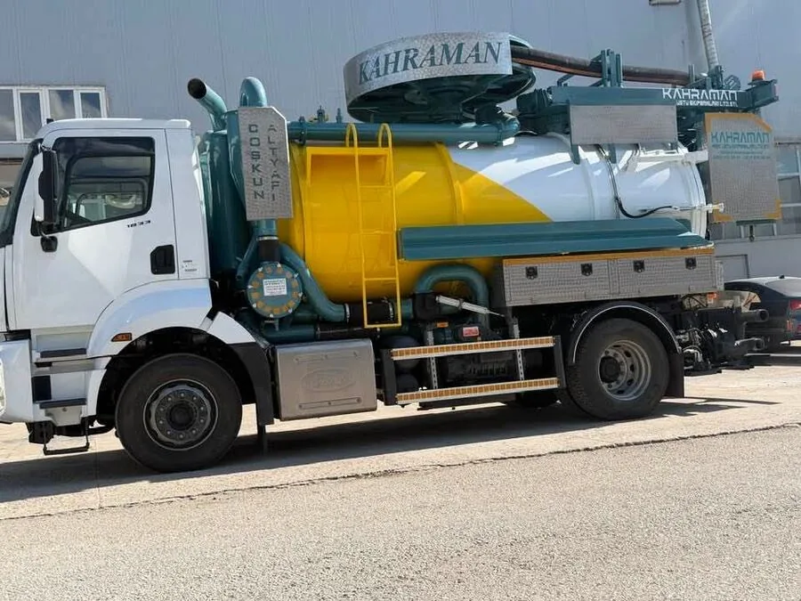 Kurtköy'de acil bir çağrıya hızla müdahale eden vidanjör ekibinin fotoğrafı